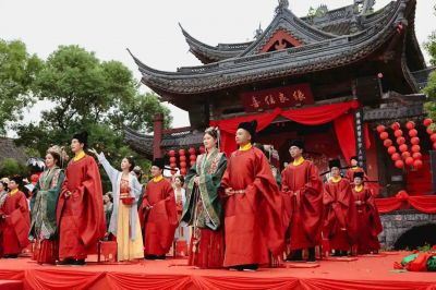 家国同庆 见证幸福! 吕氏贵宾会医药程明郭晶夫妻参加绍兴市青年人才水上集体婚礼